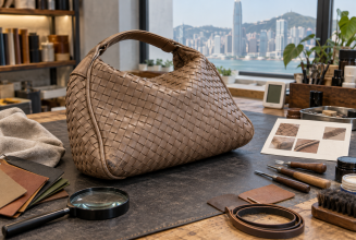 香港皮具維修工作枱上檢查 Bottega Veneta 風格編織皮革手袋的袋角磨損、邊油和補色風險